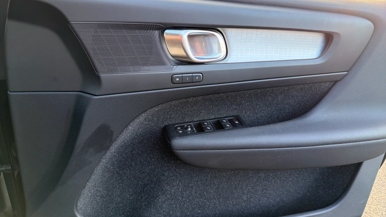 Volvo Xc40 2.0 T4 Momentum Pro 5dr AWD Geartronic Petrol Estate